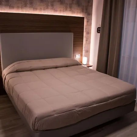 8room Hotel 4*