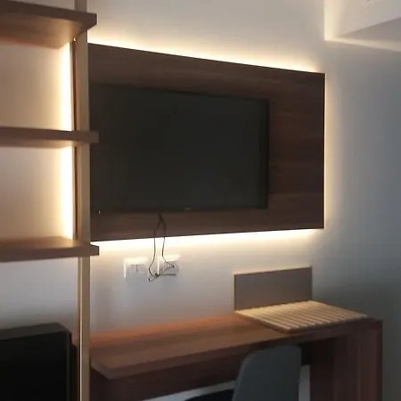 8room Готель 4*
