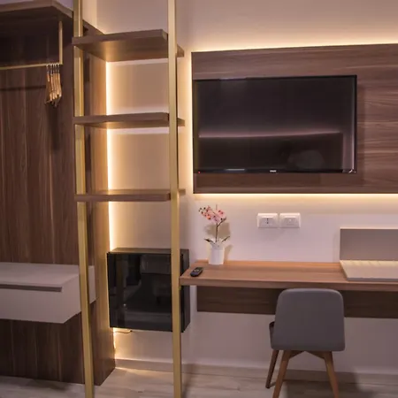 8room Hotel 4*