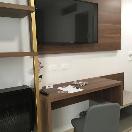 8room Hotel 4*