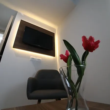 8room 4* Катанія