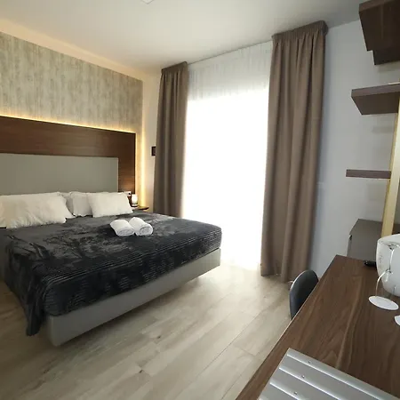 8room Hotel 4*