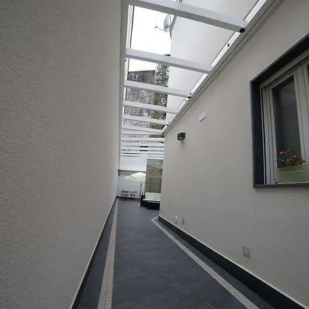 8room